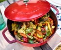 Głęboka patelnia do duszenia z pokrywką STAUB 40511-474-0 - czerwona 28 cm