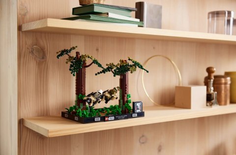 LEGO Star Wars 75353 Diorama: Pościg na ścigaczu przez Endor LEGO Star Wars 75353 Diorama: Pościg na ścigaczu przez Endor