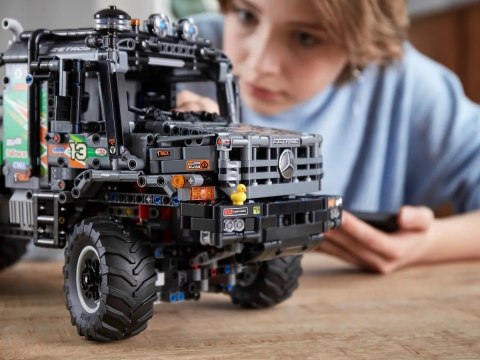 LEGO 42129 Sterowana przez aplikację ciężarówka Mercedes-Benz Zetros z napędem na 4 koła LEGO 42129 Sterowana przez aplikację ciężarówka Mercedes-Benz Zetros z napędem na 4 koła