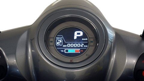 Skuter elektryczny E-MIO Toro+ srebrny moc 4000W, prędkość 75 km/h, zasięg 65 km + kufer Skuter elektryczny E-MIO Toro+ srebrny moc 4000W, prędkość 75 km/h, zasięg 65 km + kufer