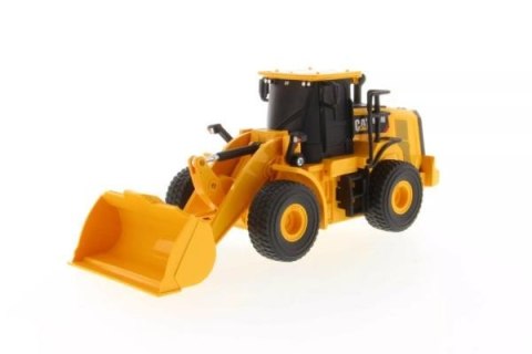 Ładowarka na radio Wheel Loader CATEPILLAR 950M 1:35 37023003 Carrera Ładowarka na radio Wheel Loader CATEPILLAR 950M 1:35 37023003 Carrera