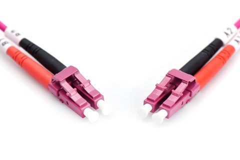 Kabel krosowy (patch cord) światłowodowy LC/LC, dplx, MM 50/125, OM4, LSOH, 2m, fioletowy Kabel krosowy (patch cord) światłowodowy LC/LC, dplx, MM 50/125, OM4, LSOH, 2m, fioletowy