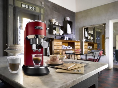 Ekspres kolbowy DeLonghi Dedica Style EC 685.R (1300W; kolor czerwony) Ekspres kolbowy DeLonghi Dedica Style EC 685.R (1300W; kolor czerwony)