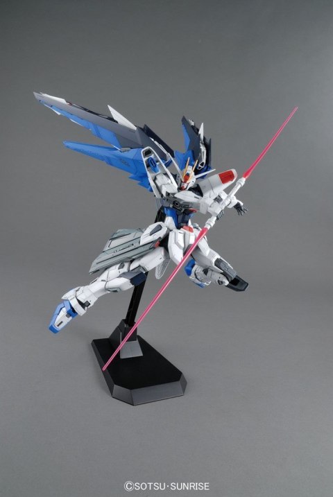MG 1/100 FREEDOM GUNDAM VER.2.0 BL MG 1/100 FREEDOM GUNDAM VER.2.0 BL