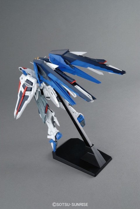 MG 1/100 FREEDOM GUNDAM VER.2.0 BL MG 1/100 FREEDOM GUNDAM VER.2.0 BL