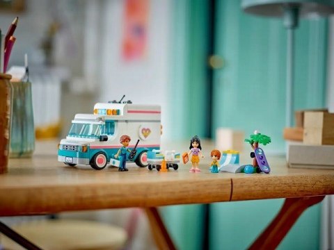 LEGO Friends 42613 Karetka szpitala w Heartlake LEGO Friends 42613 Karetka szpitala w Heartlake