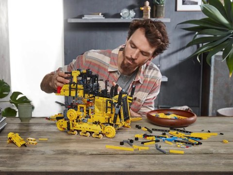 LEGO 42131 Sterowany aplikacją buldożer Cat D11 LEGO 42131 Sterowany aplikacją buldożer Cat D11