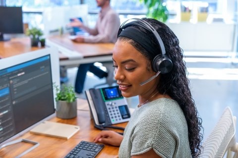 Zestaw słuchawkowy Bluetooth HP Poly Voyager Focus 2 with charge stand Headset USB-A 77Y86AA Zestaw słuchawkowy Bluetooth HP Poly Voyager Focus 2 with charge stand Headset USB-A 77Y86AA