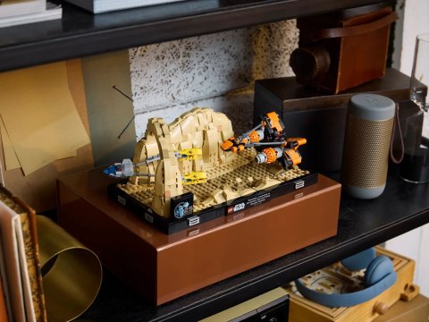 LEGO Star Wars 75380 Diorama: Wyścig ścigaczy w Mos Espa LEGO Star Wars 75380 Diorama: Wyścig ścigaczy w Mos Espa