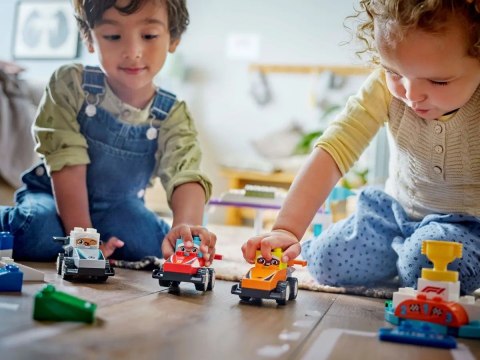 LEGO DUPLO TOWN 10445 Bolidy i kierowcy F1 LEGO DUPLO TOWN 10445 Bolidy i kierowcy F1