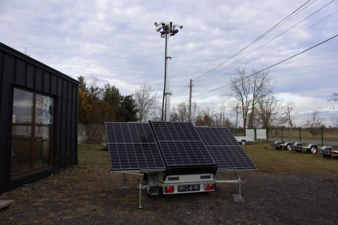 MOBILNEMASZTY.PL Przyczepa do monitoringu PV3 z zabudową z systemem na fotowoltaikę