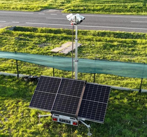 MOBILNEMASZTY.PL Przyczepa do monitoringu PV3 z zabudową z systemem na fotowoltaikę