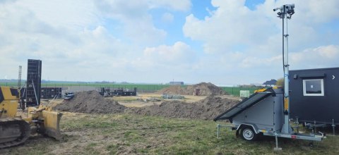 MOBILNEMASZTY.PL Przyczepa do monitoringu PV3 z zabudową z systemem na fotowoltaikę