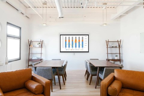 SPACETRONIK Ekran projekcyjny zwijany ręcznie 100" 16:9