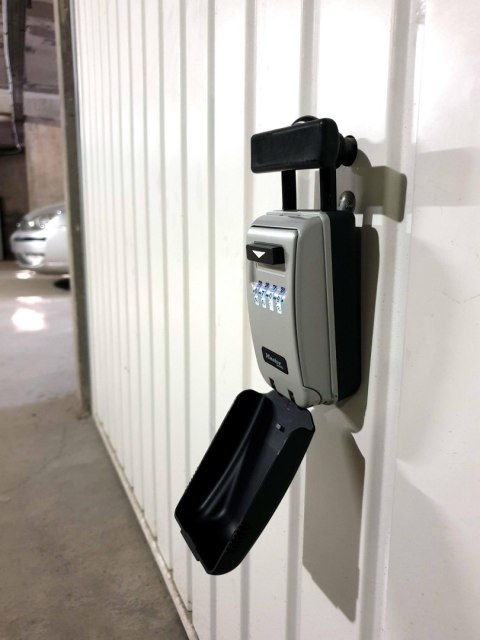 MASTER LOCK Skrytka na klucze z możliwością zawieszenia i szyfrem podświetlona Master Lock 5424EURD